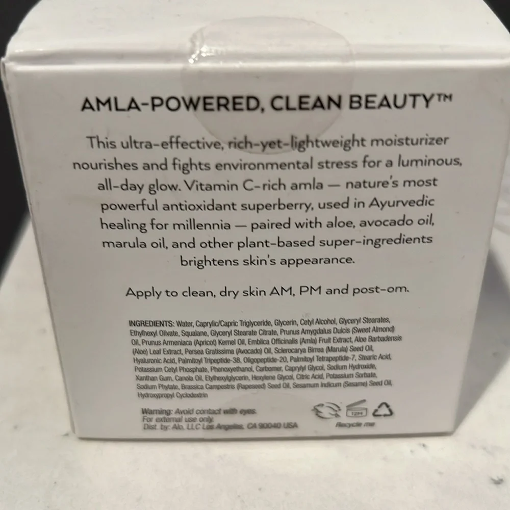 Alo Luminizing Facial Moisturizer - Picture 2 of 4